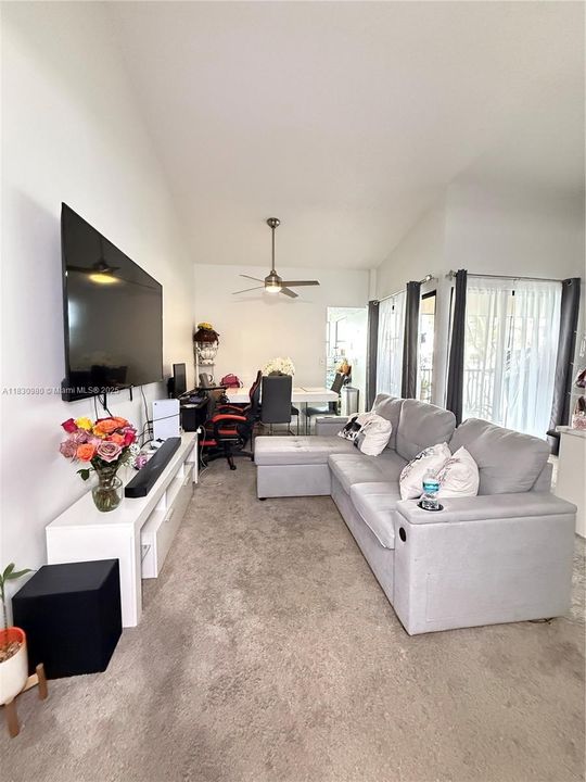 Active With Contract: $162,000 (1 beds, 1 baths, 685 Square Feet)