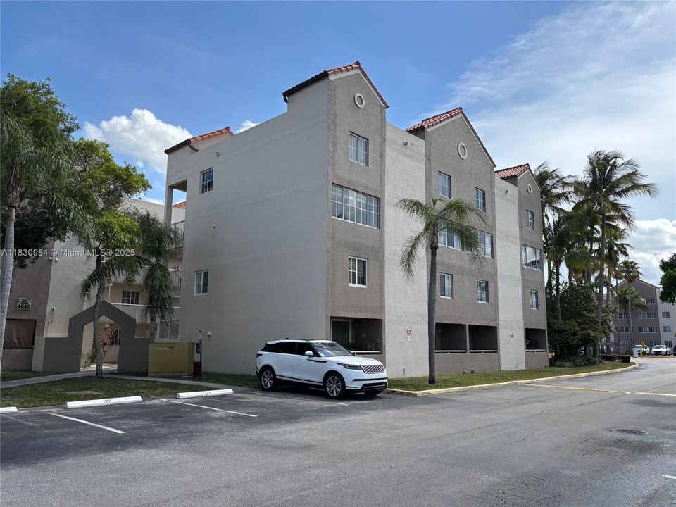 合同活跃: $255,000 (2 贝兹, 2 浴室, 1041 平方英尺)