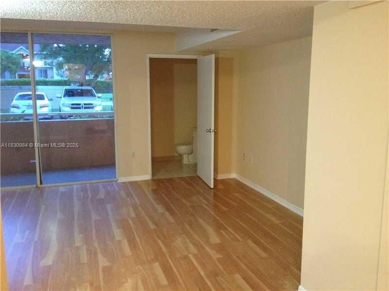 合同活跃: $255,000 (2 贝兹, 2 浴室, 1041 平方英尺)