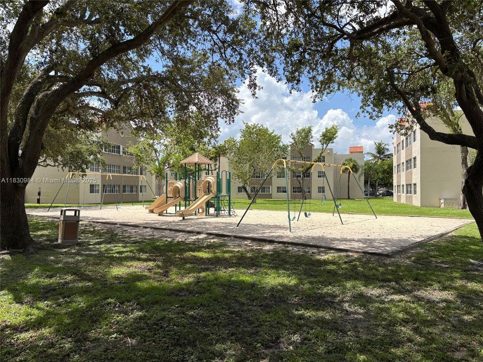 合同活跃: $255,000 (2 贝兹, 2 浴室, 1041 平方英尺)