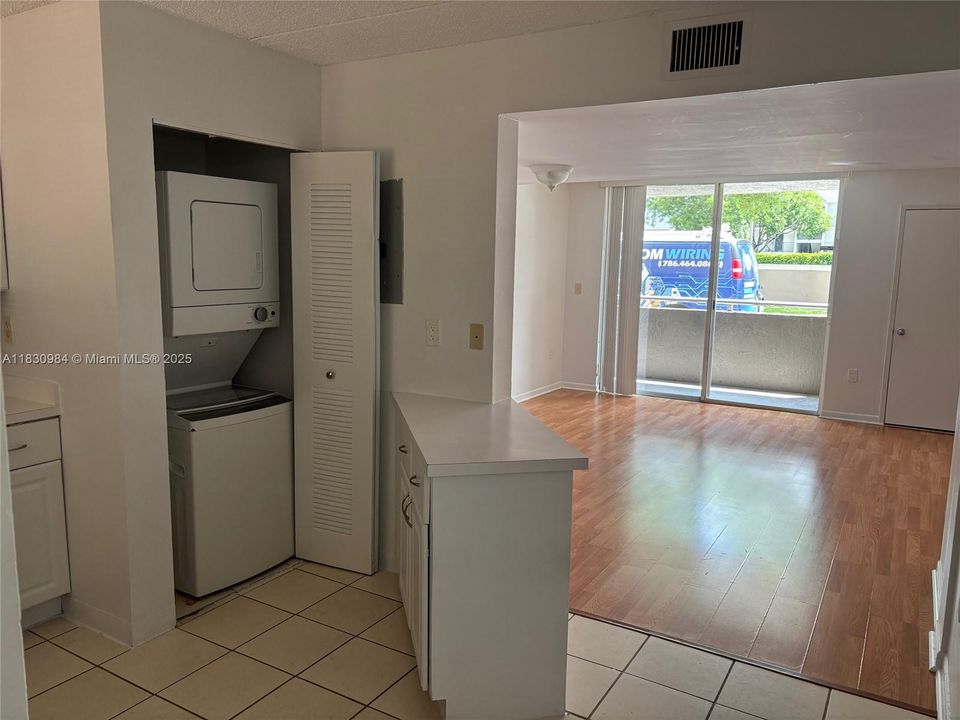 合同活跃: $255,000 (2 贝兹, 2 浴室, 1041 平方英尺)