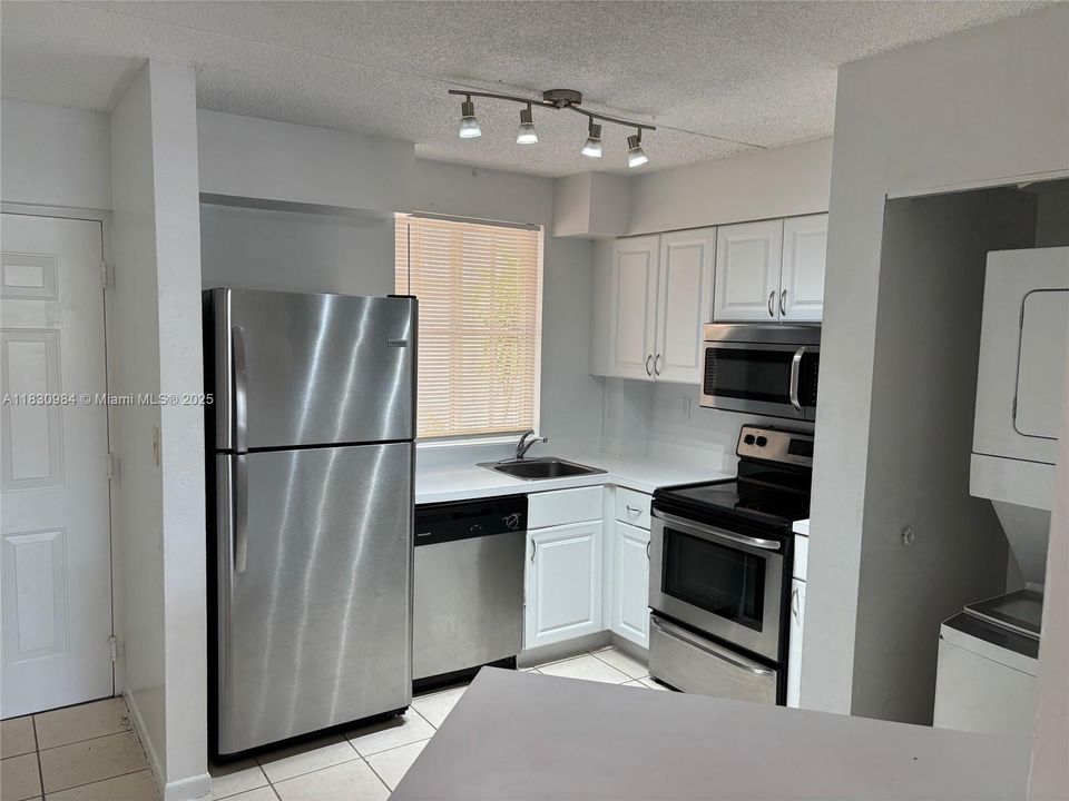 合同活跃: $255,000 (2 贝兹, 2 浴室, 1041 平方英尺)