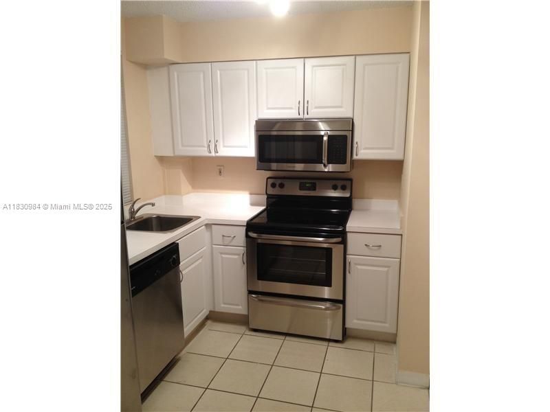 合同活跃: $255,000 (2 贝兹, 2 浴室, 1041 平方英尺)