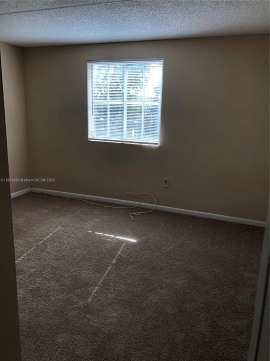 合同活跃: $255,000 (2 贝兹, 2 浴室, 1041 平方英尺)