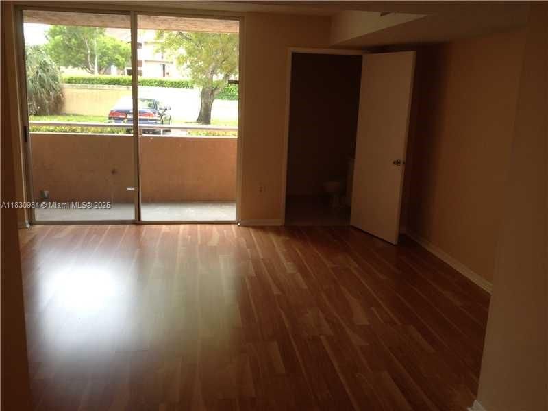 合同活跃: $255,000 (2 贝兹, 2 浴室, 1041 平方英尺)