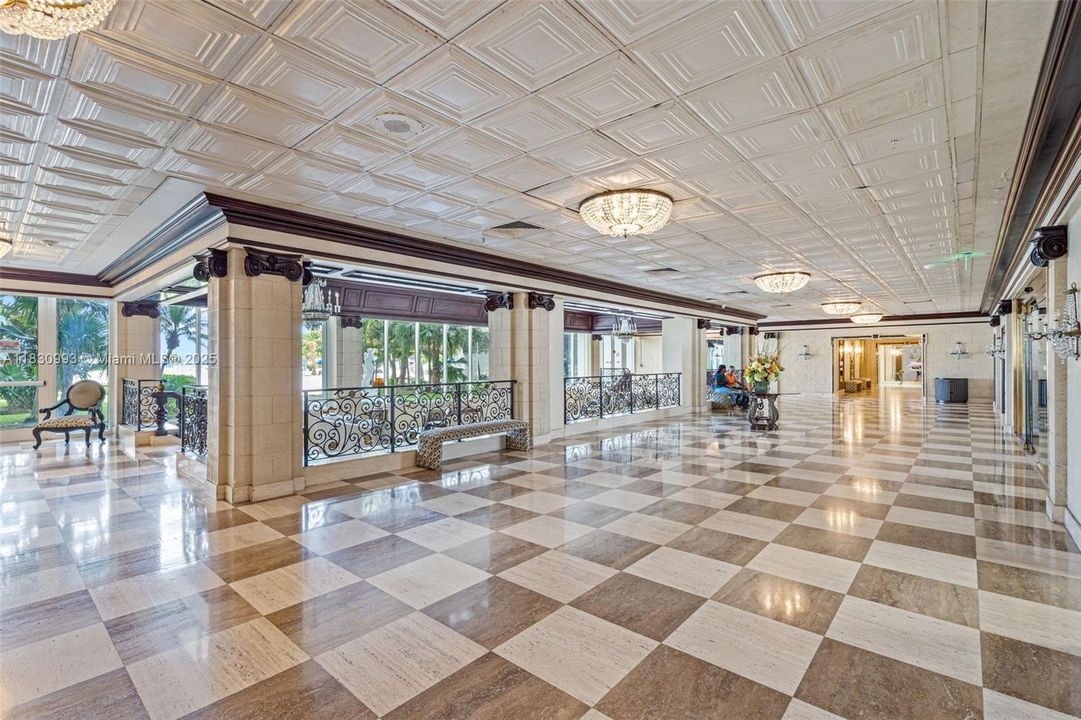 For Sale: $375,000 (1 beds, 1 baths, 736 Square Feet)