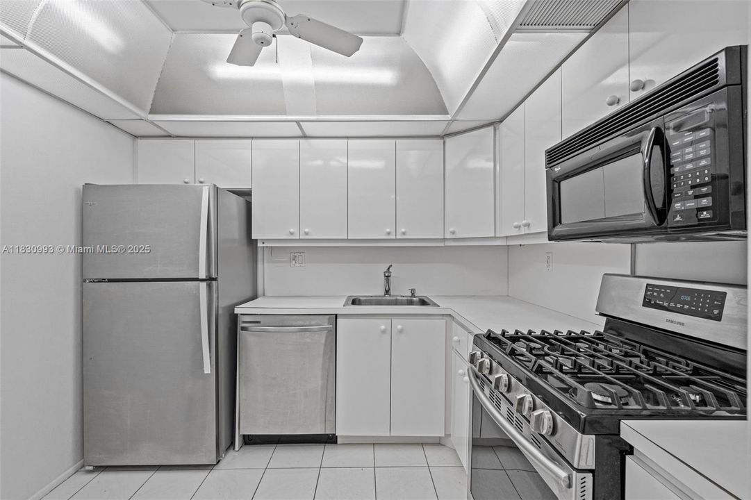 For Sale: $375,000 (1 beds, 1 baths, 736 Square Feet)