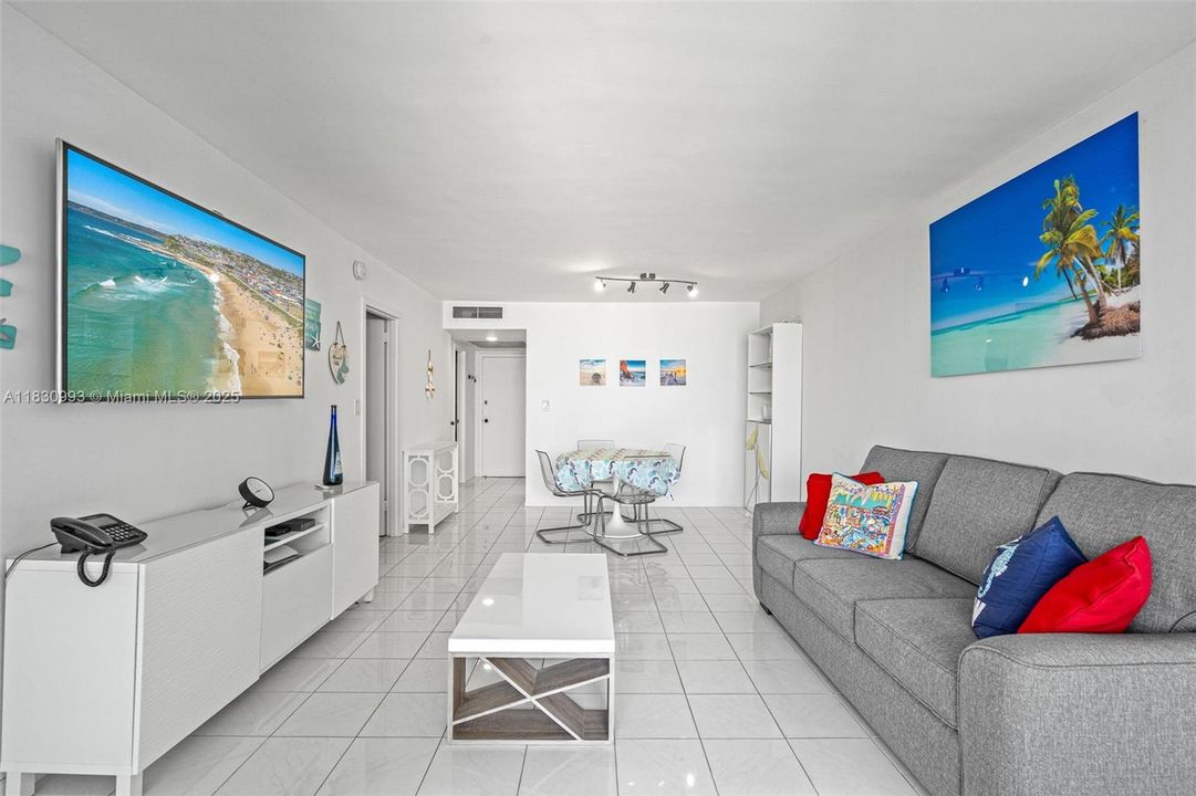 For Sale: $375,000 (1 beds, 1 baths, 736 Square Feet)