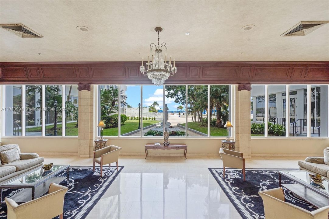 For Sale: $375,000 (1 beds, 1 baths, 736 Square Feet)