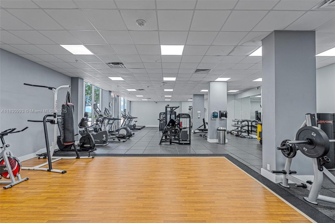 For Sale: $375,000 (1 beds, 1 baths, 736 Square Feet)