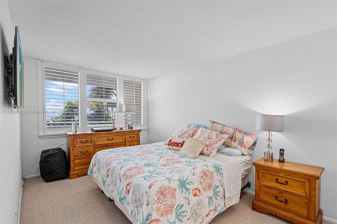 For Sale: $375,000 (1 beds, 1 baths, 736 Square Feet)