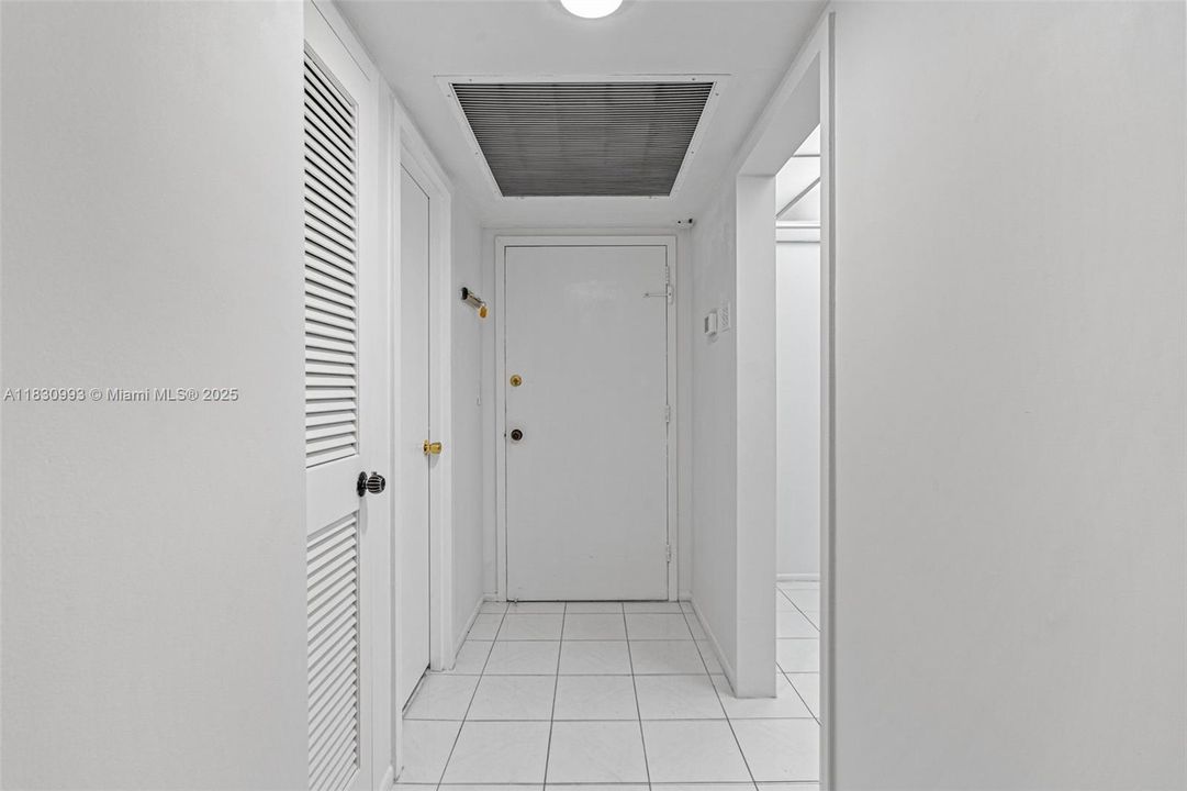 For Sale: $375,000 (1 beds, 1 baths, 736 Square Feet)