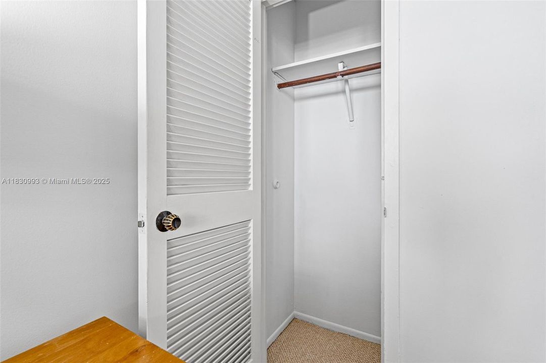 For Sale: $375,000 (1 beds, 1 baths, 736 Square Feet)