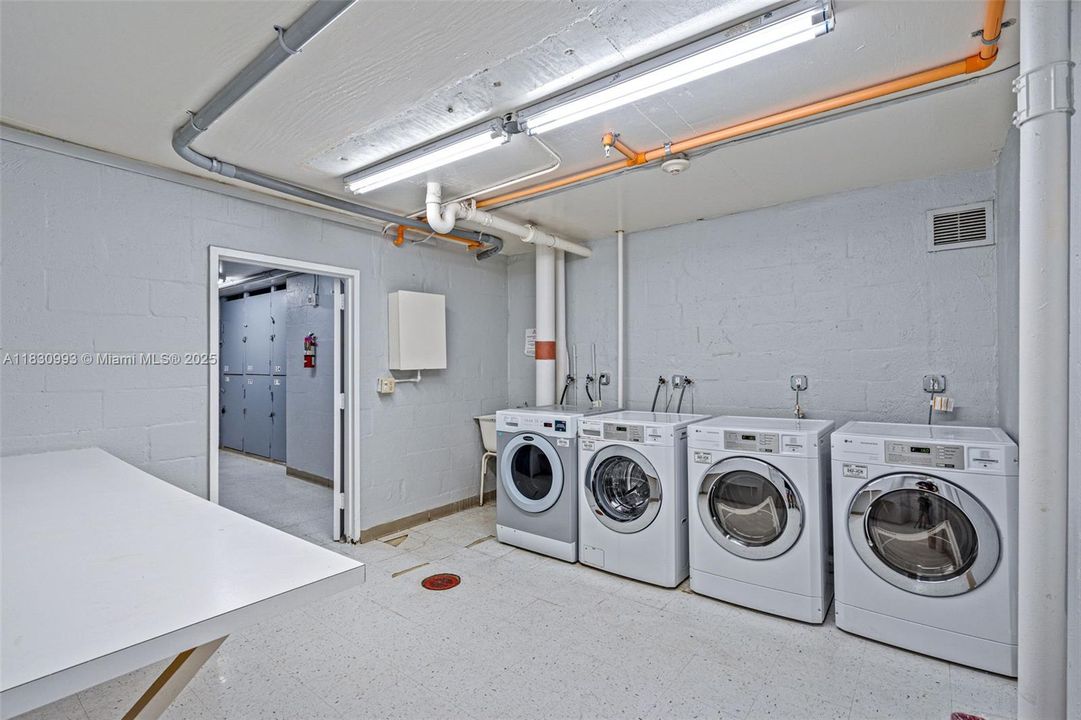 For Sale: $375,000 (1 beds, 1 baths, 736 Square Feet)