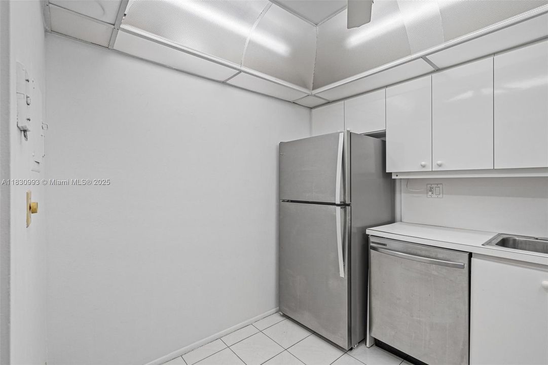 For Sale: $375,000 (1 beds, 1 baths, 736 Square Feet)