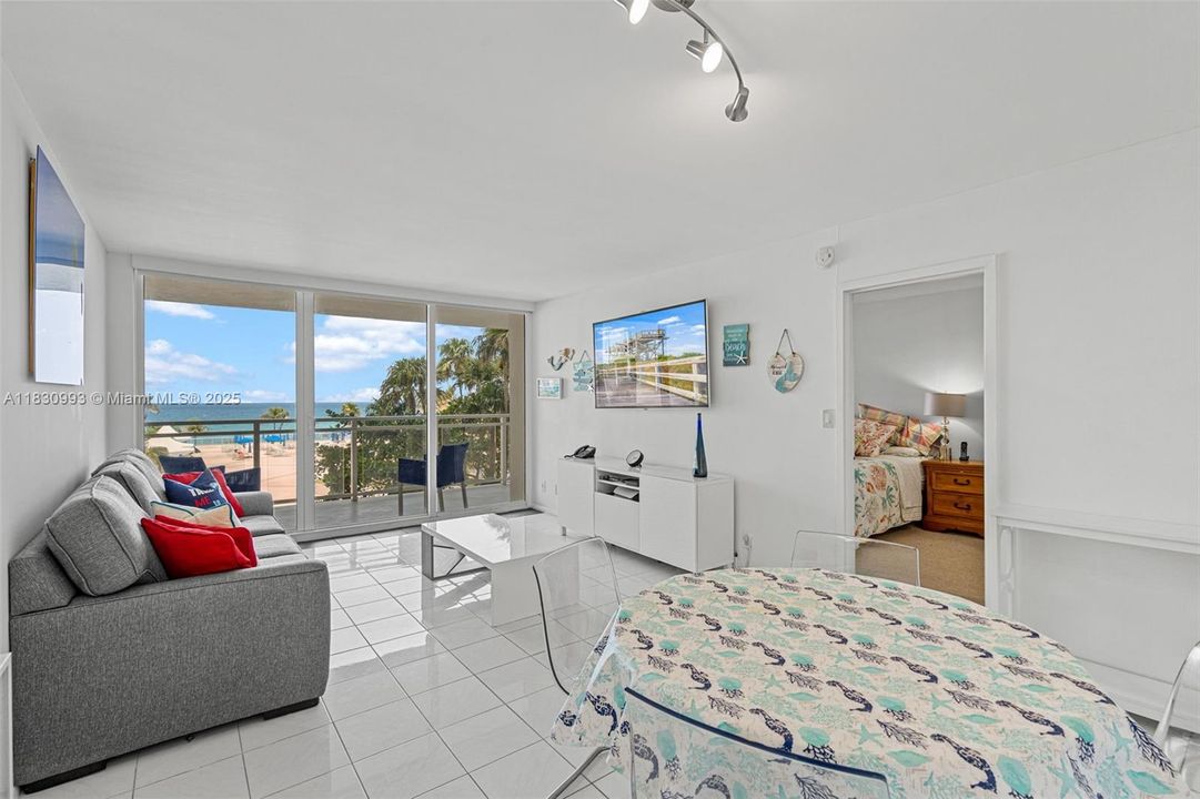 For Sale: $375,000 (1 beds, 1 baths, 736 Square Feet)