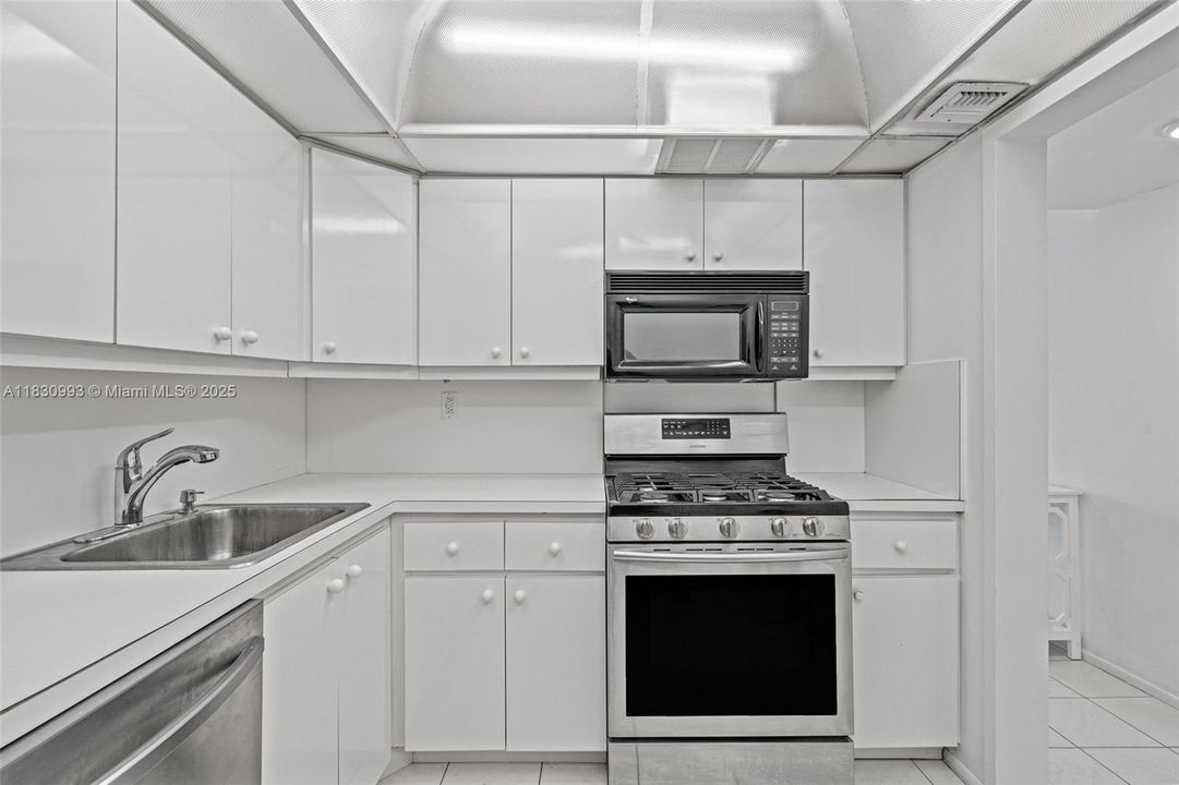 For Sale: $375,000 (1 beds, 1 baths, 736 Square Feet)