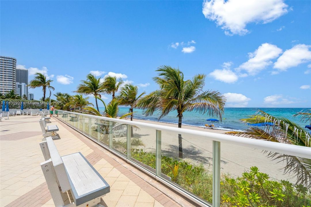 For Sale: $375,000 (1 beds, 1 baths, 736 Square Feet)