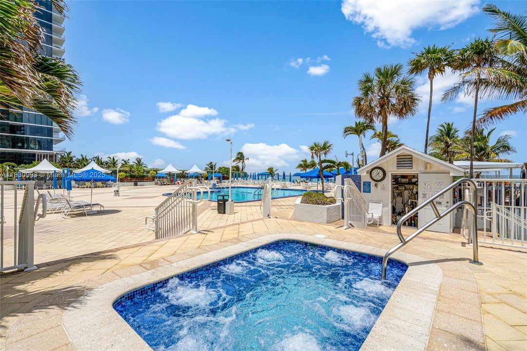 For Sale: $375,000 (1 beds, 1 baths, 736 Square Feet)