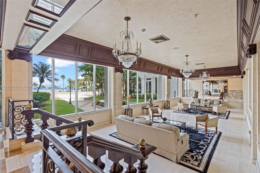 For Sale: $375,000 (1 beds, 1 baths, 736 Square Feet)