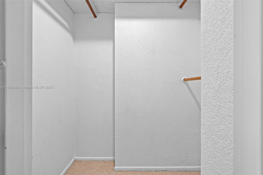 For Sale: $375,000 (1 beds, 1 baths, 736 Square Feet)