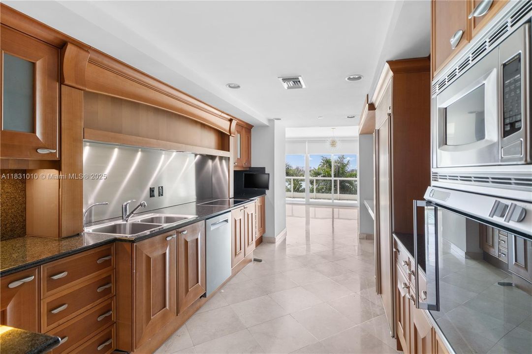 最近售出: $2,250,000 (3 贝兹, 4 浴室, 3385 平方英尺)