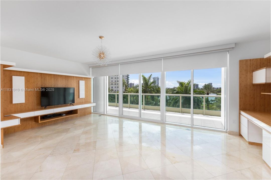 最近售出: $2,250,000 (3 贝兹, 4 浴室, 3385 平方英尺)