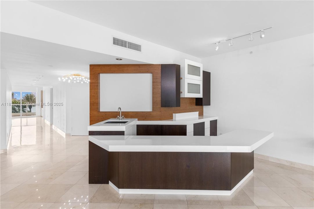 最近售出: $2,250,000 (3 贝兹, 4 浴室, 3385 平方英尺)