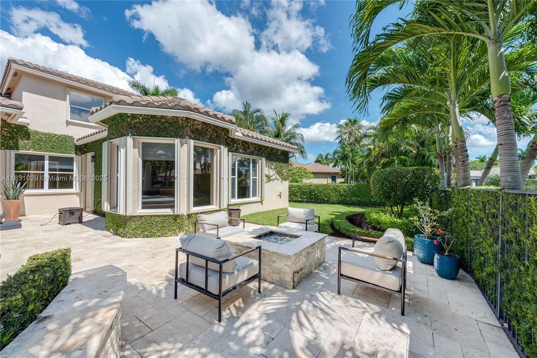 最近租的: $14,500 (5 贝兹, 5 浴室, 4934 平方英尺)