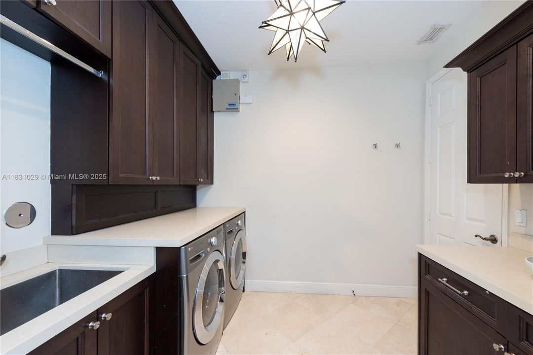 最近租的: $14,500 (5 贝兹, 5 浴室, 4934 平方英尺)