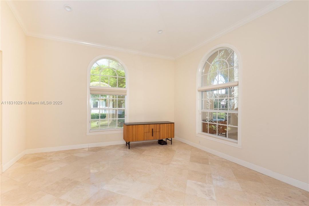 最近租的: $14,500 (5 贝兹, 5 浴室, 4934 平方英尺)