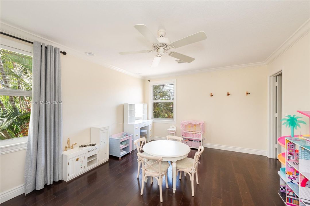 最近租的: $14,500 (5 贝兹, 5 浴室, 4934 平方英尺)