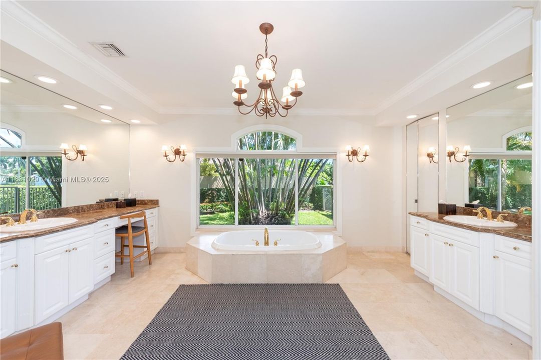 最近租的: $14,500 (5 贝兹, 5 浴室, 4934 平方英尺)