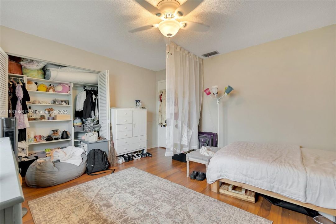 最近售出: $539,900 (3 贝兹, 2 浴室, 2323 平方英尺)