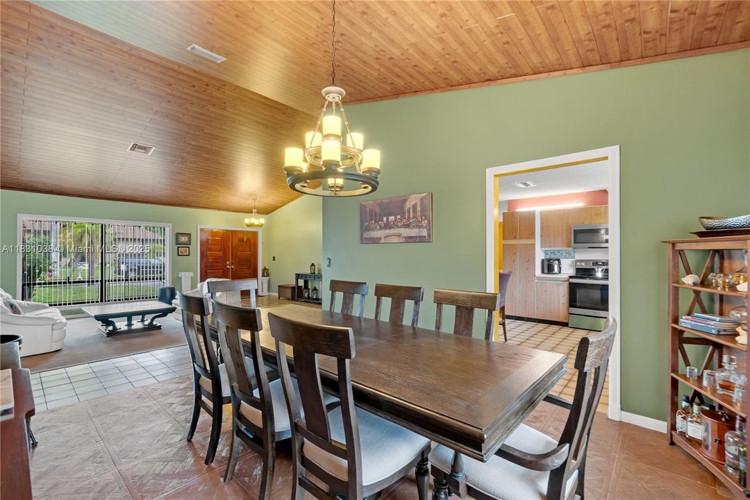 最近售出: $539,900 (3 贝兹, 2 浴室, 2323 平方英尺)