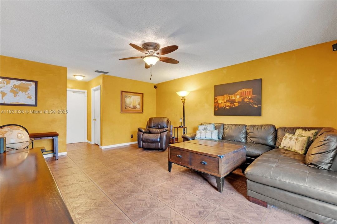 最近售出: $539,900 (3 贝兹, 2 浴室, 2323 平方英尺)