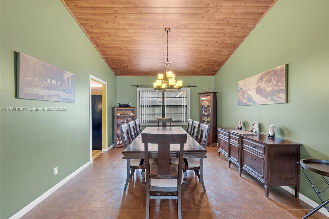 最近售出: $539,900 (3 贝兹, 2 浴室, 2323 平方英尺)