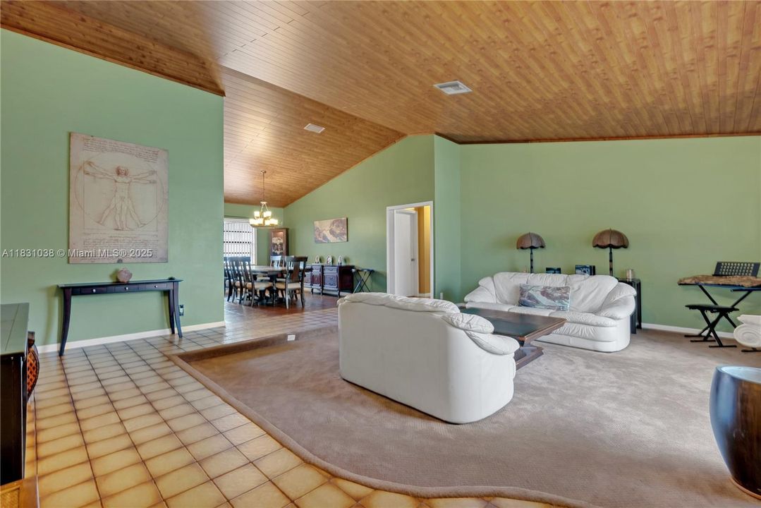 最近售出: $539,900 (3 贝兹, 2 浴室, 2323 平方英尺)