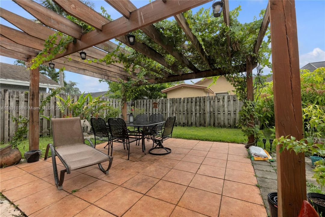 最近售出: $539,900 (3 贝兹, 2 浴室, 2323 平方英尺)