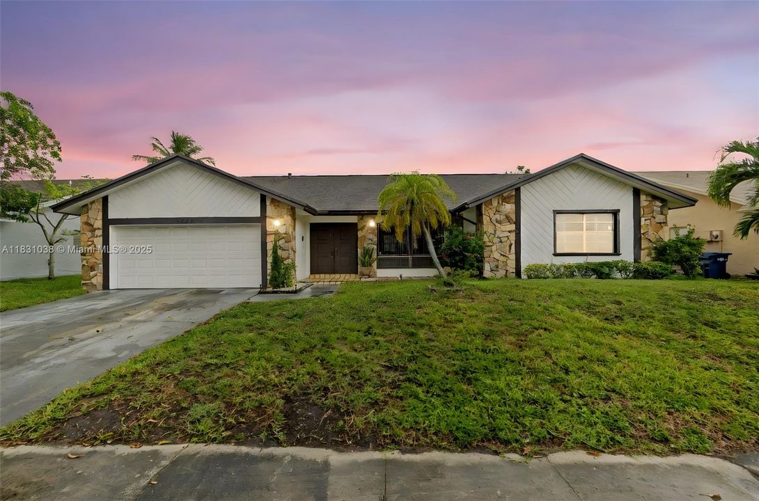 最近售出: $539,900 (3 贝兹, 2 浴室, 2323 平方英尺)