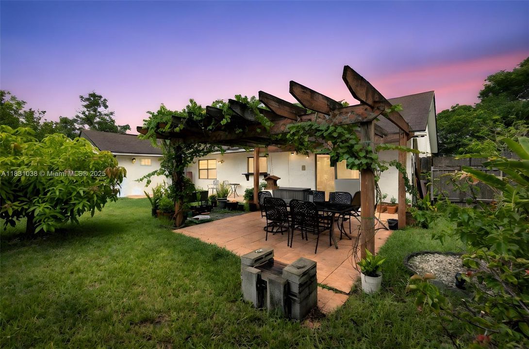 最近售出: $539,900 (3 贝兹, 2 浴室, 2323 平方英尺)