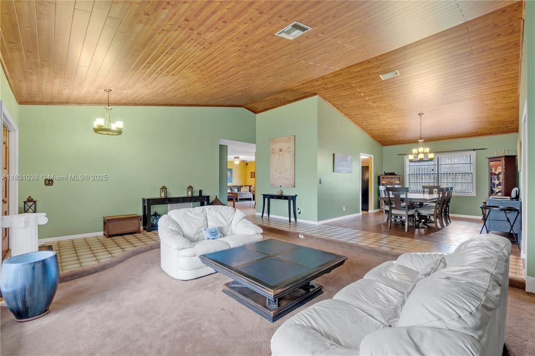 最近售出: $539,900 (3 贝兹, 2 浴室, 2323 平方英尺)