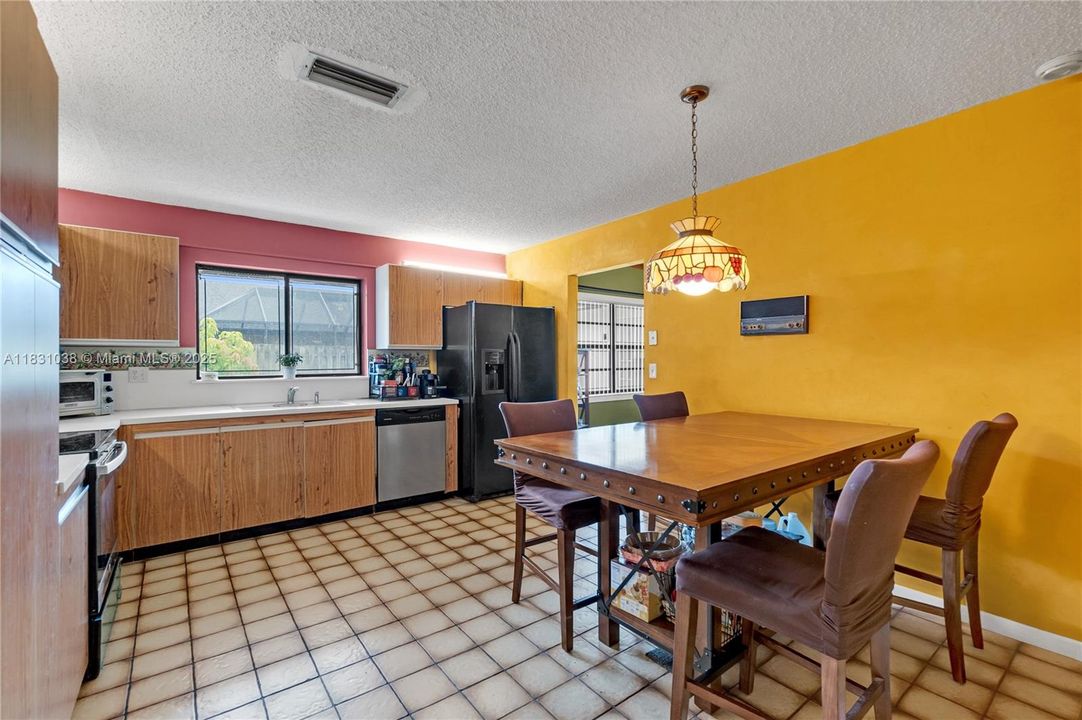 最近售出: $539,900 (3 贝兹, 2 浴室, 2323 平方英尺)