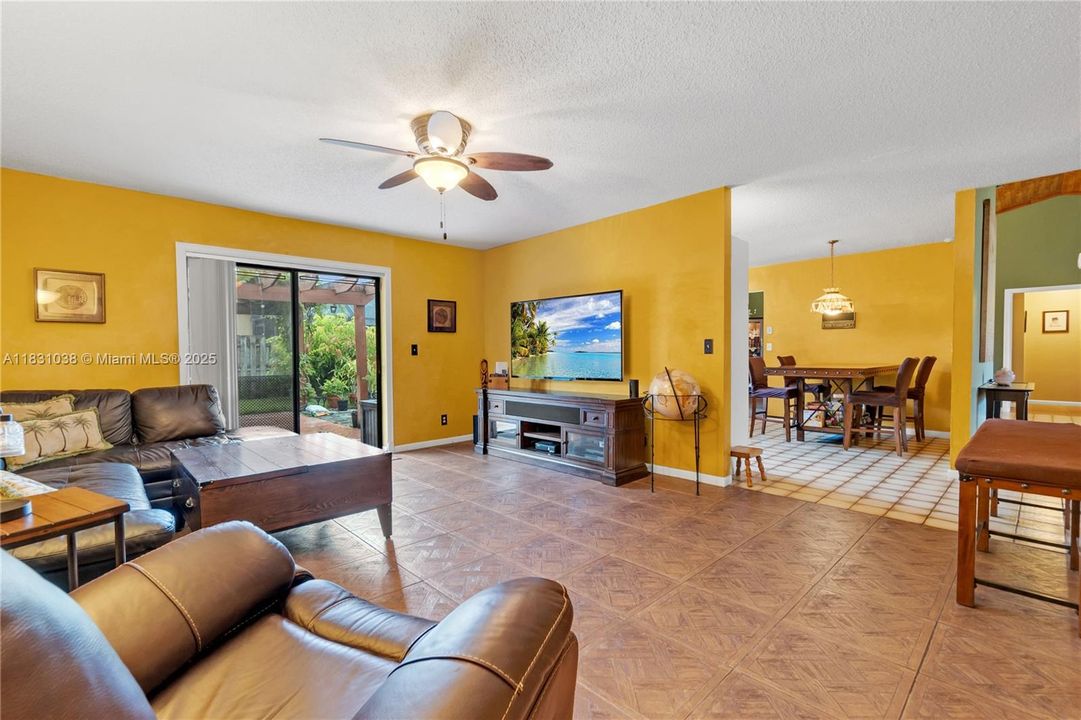 最近售出: $539,900 (3 贝兹, 2 浴室, 2323 平方英尺)