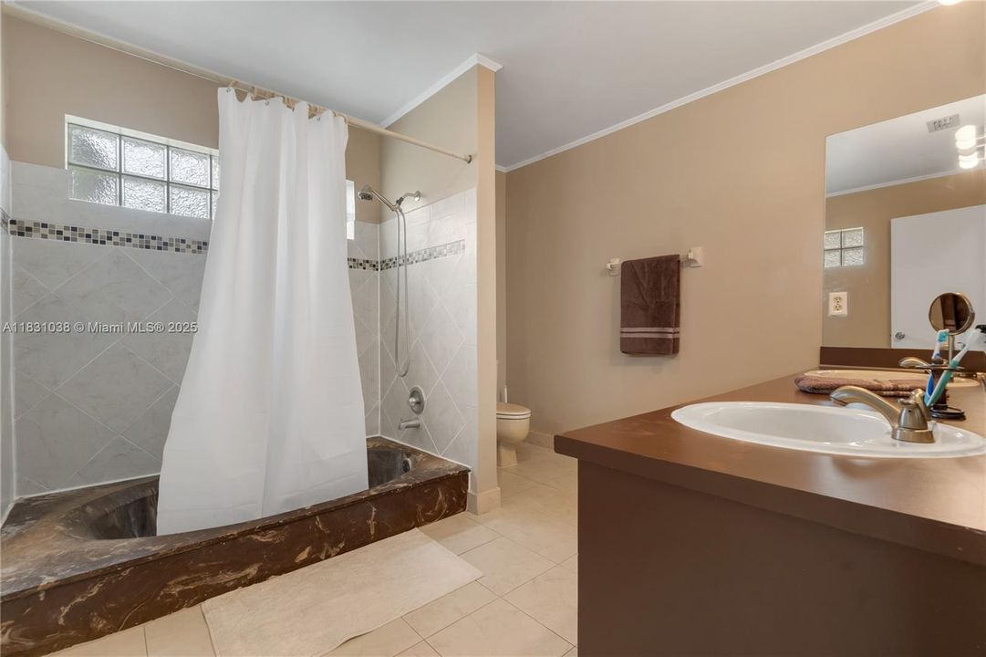 最近售出: $539,900 (3 贝兹, 2 浴室, 2323 平方英尺)