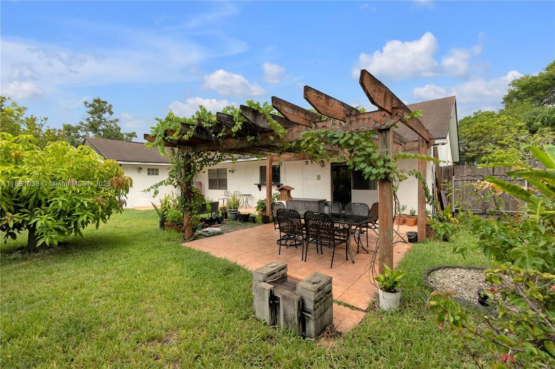 最近售出: $539,900 (3 贝兹, 2 浴室, 2323 平方英尺)