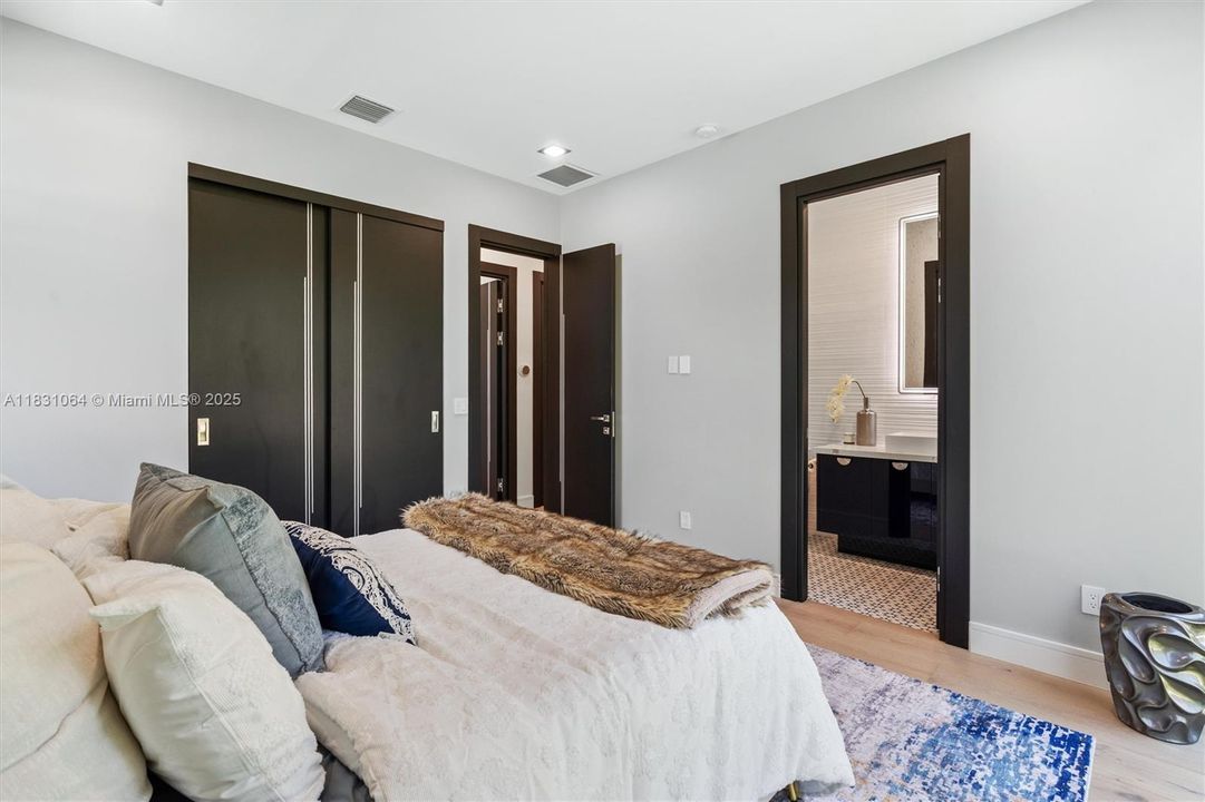 最近售出: $2,850,000 (5 贝兹, 5 浴室, 4220 平方英尺)