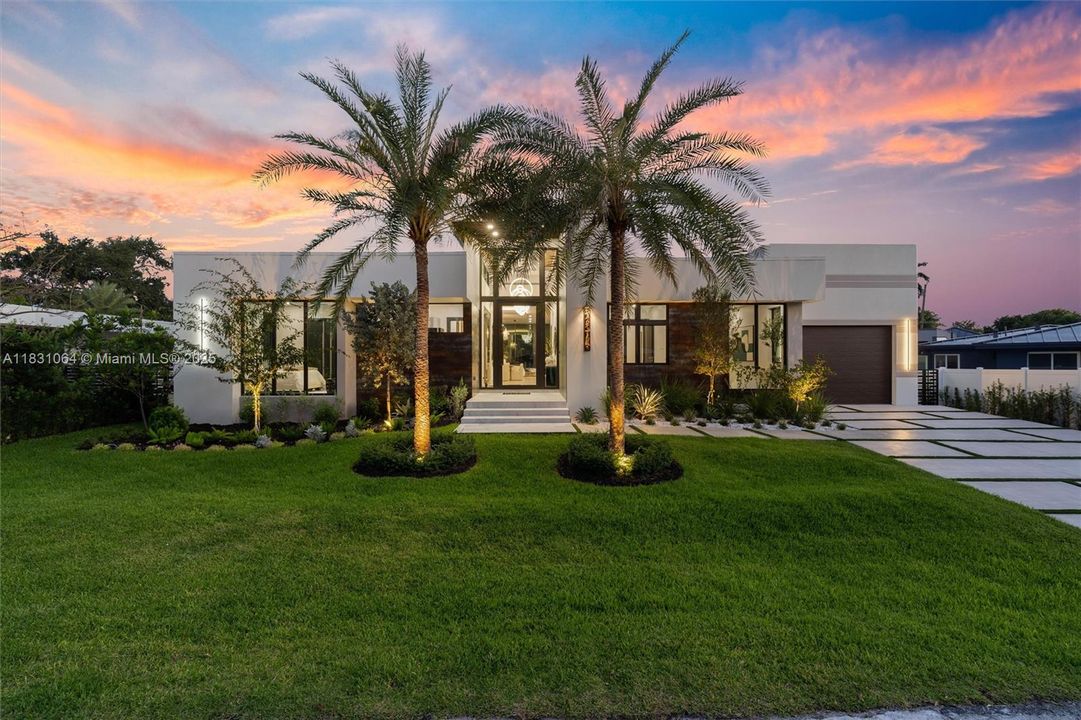 最近售出: $2,850,000 (5 贝兹, 5 浴室, 4220 平方英尺)