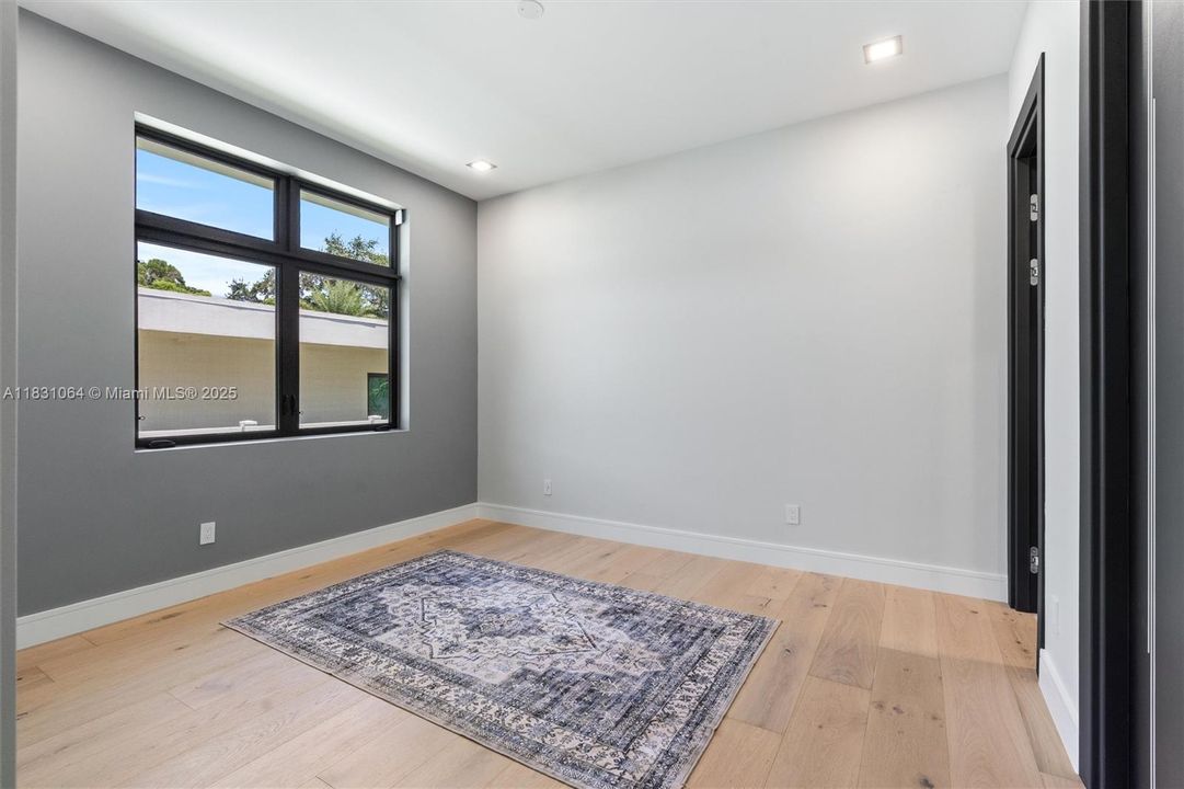 最近售出: $2,850,000 (5 贝兹, 5 浴室, 4220 平方英尺)