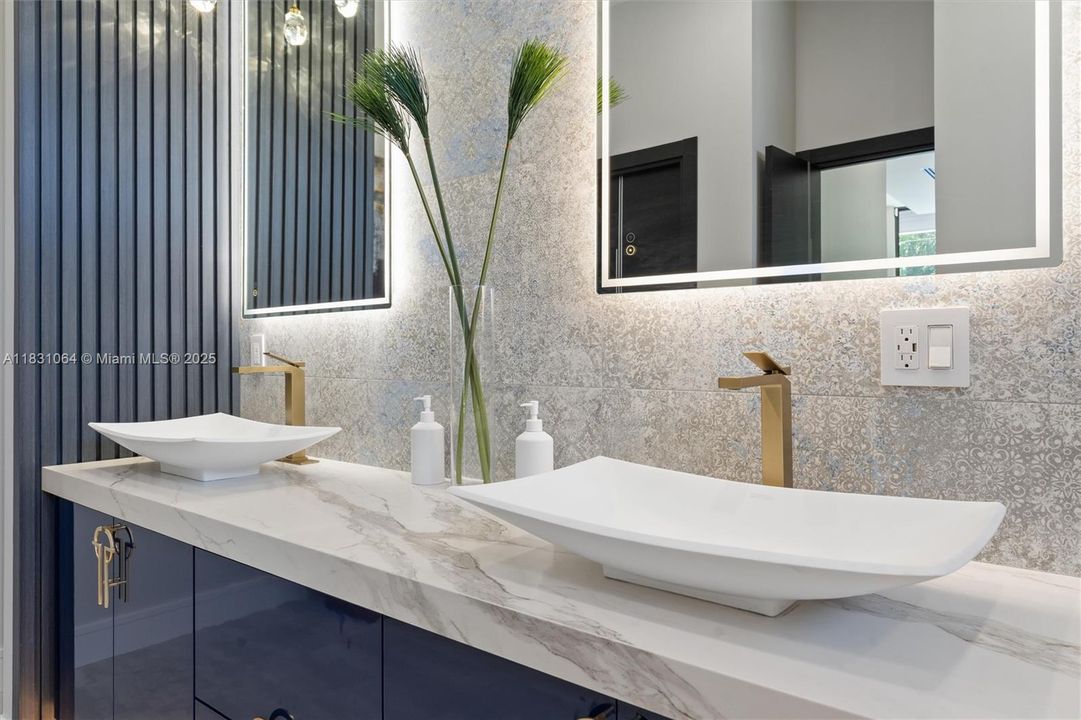 最近售出: $2,850,000 (5 贝兹, 5 浴室, 4220 平方英尺)